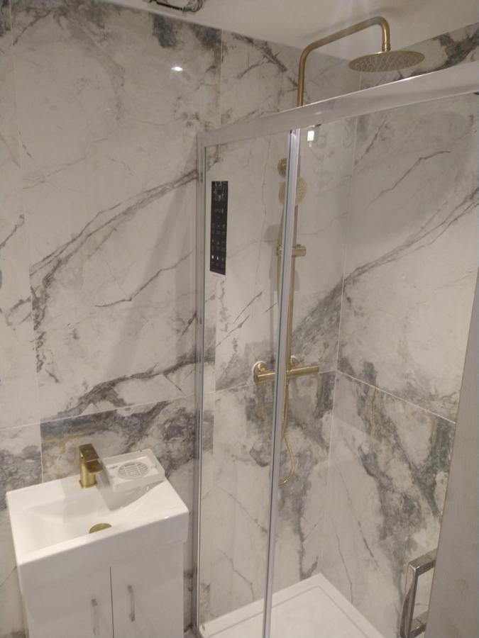 Homestay Stylish Master Ensuite In Contemporary 3 Bed Semi *
